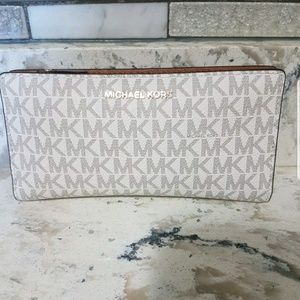SOLD!!!!! MICHAEL KORS MK Signature Vanilla wallet